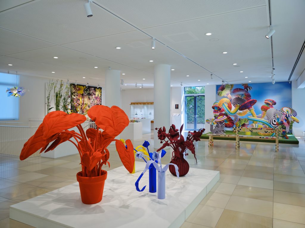 Upper gallery view of Blütenpracht at Galerie Handwerk, Munich, featuring contemporary botanical artworks presented as part of the Flower Power Festival.